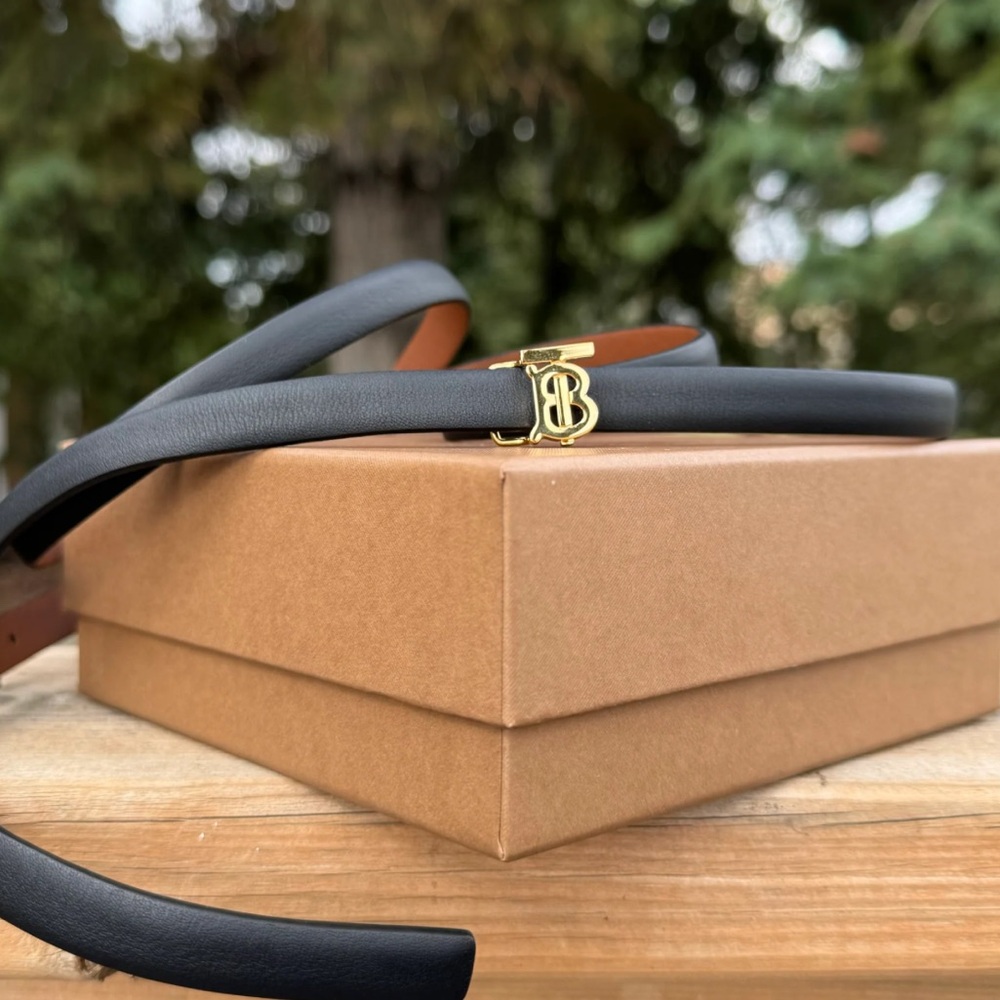 Burberry TB Reversible Leather
Belt Brown/ Black with Gold Burberry Logo Accent - Picture 11 of 16